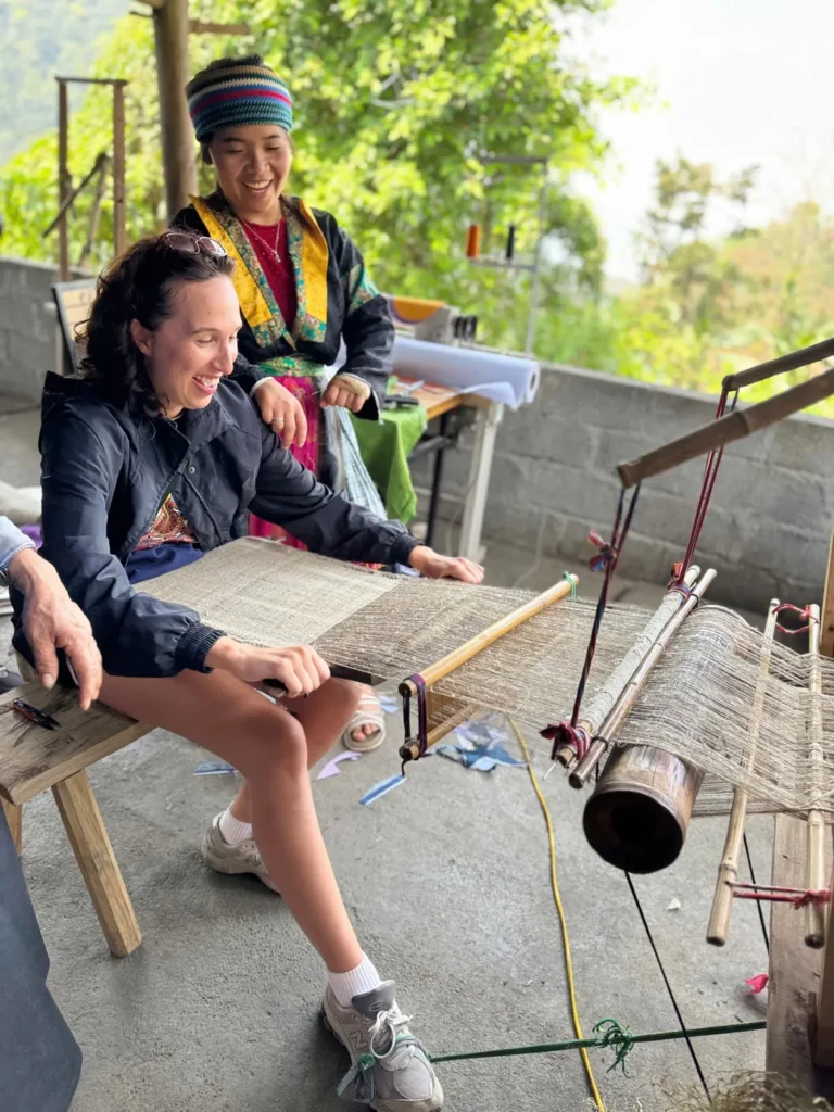 Foreigners-learn-to-make-hemp-fabric